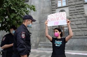 Фарида Рустамова, журналистка телеканала Дождь, признанного «иноагентом», стоит в пикете у здания ФСБ. 21 августа 2021. Автор: Denis Kaminev / AP